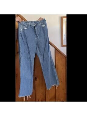High-waisted blue denim jeans with frayed hem. Size: 42